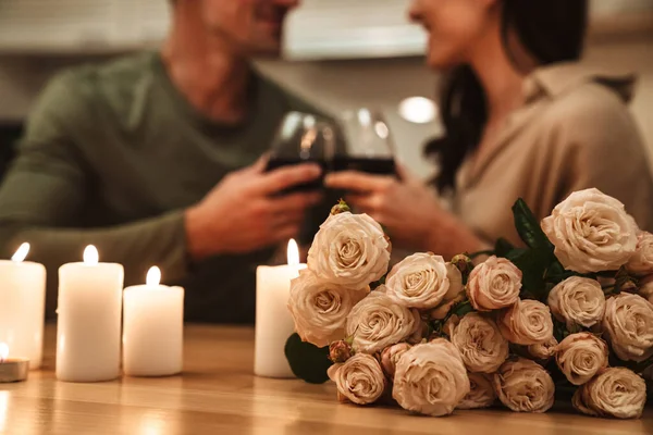 Imagem Casal Apaixonado Feliz Beber Vinho Tinto Óculos Tendo Jantar — Fotografia de Stock