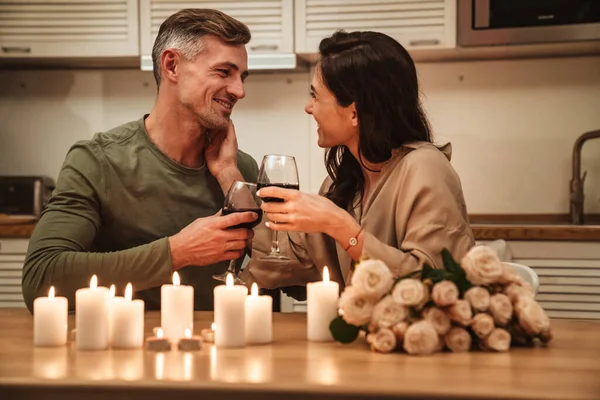 Imagem Casal Apaixonado Feliz Beber Vinho Tinto Óculos Tendo Jantar — Fotografia de Stock