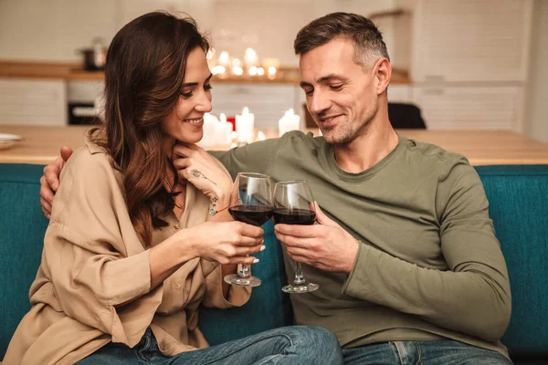 Imagem Casal Apaixonado Feliz Beber Vinho Tinto Óculos Tendo Jantar — Fotografia de Stock