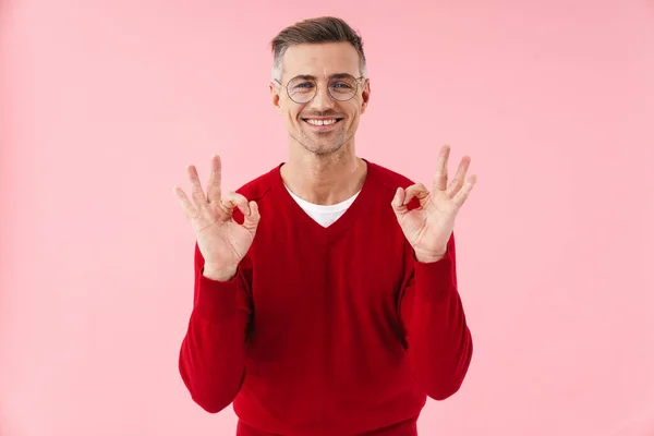 Portrét Pohledného Bělocha Muž Brýlemi Ukazující Znamení Prsty Izolované Přes — Stock fotografie