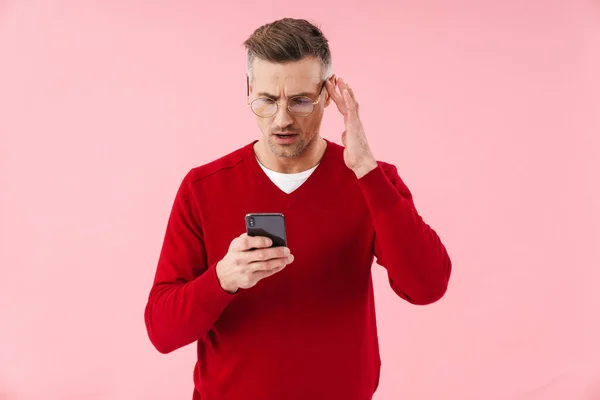 Retrato Homem Caucasiano Estressado Usando Óculos Segurando Smartphone Isolado Sobre — Fotografia de Stock