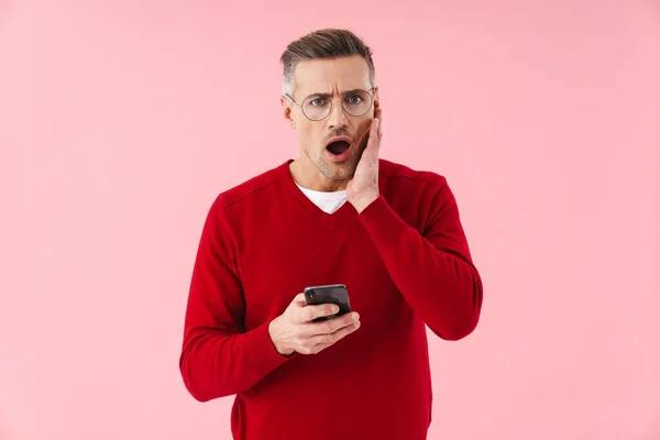 Retrato Hombre Caucásico Estresado Con Anteojos Preguntándose Sosteniendo Teléfono Inteligente — Foto de Stock