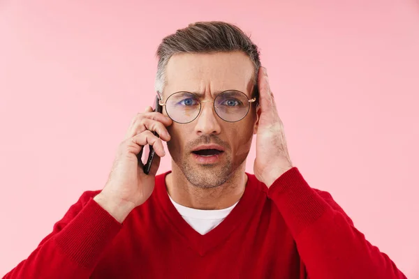 Portrait Handsome Caucasian Man Wearing Eyeglasses Talking Smartphone Isolated Pink — Stock Photo, Image