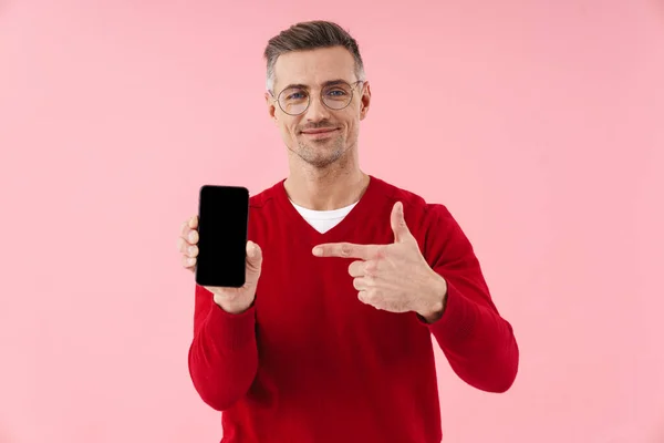 Retrato Belo Homem Caucasiano Vestindo Óculos Apontando Dedo Para Smartphone — Fotografia de Stock