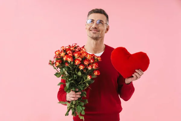 Gözlük Takan Yakışıklı Beyaz Adamın Portresi Elinde Çiçekler Pembe Arka — Stok fotoğraf
