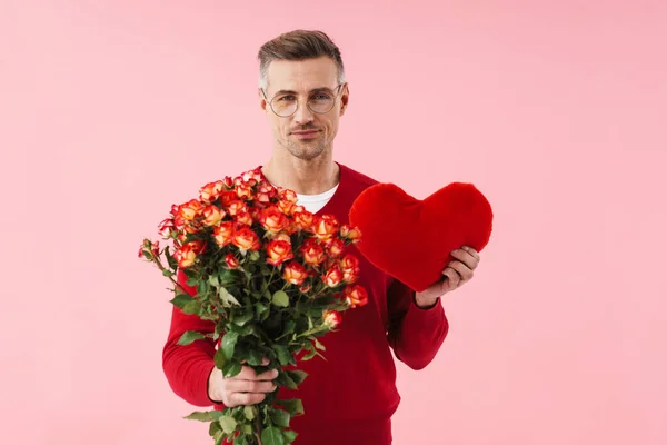 Porträtt Stilig Kaukasisk Man Bär Glasögon Som Håller Blommor Och — Stockfoto