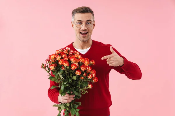 Porträtt Stilig Kaukasisk Man Bär Glasögon Pekar Finger Blommor Handen — Stockfoto