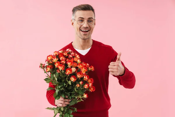Portrét Pohledného Bělocha Muž Nosí Brýle Drží Květiny Ukazující Palec — Stock fotografie