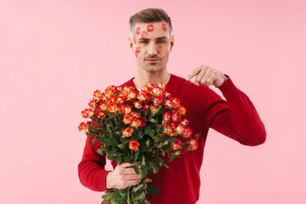 Porträtt Stilig Kaukasisk Man Med Kyss Märken Ansiktet Håller Blommor — Stockfoto
