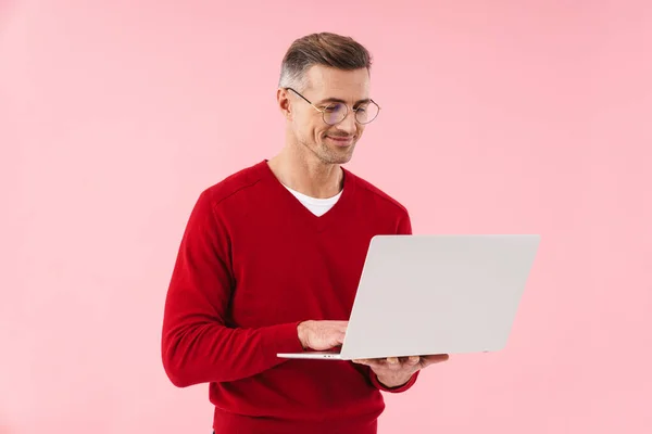 Retrato Belo Homem Caucasiano Vestindo Óculos Segurando Computador Portátil Isolado — Fotografia de Stock