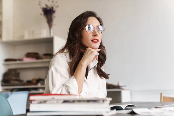 Hermosa Joven Morena Sonriente Estudiando Mientras Está Sentada Café Interior —  Fotos de Stock