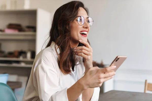 Glimlachende Jonge Mooie Vrouw Met Behulp Van Mobiele Telefoon Tijdens — Stockfoto