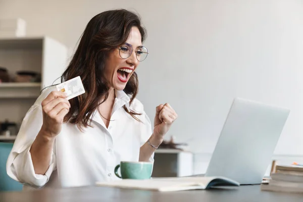 Schöne Junge Brünette Frau Mit Kreditkarte Während Sie Drinnen Cafétisch — Stockfoto