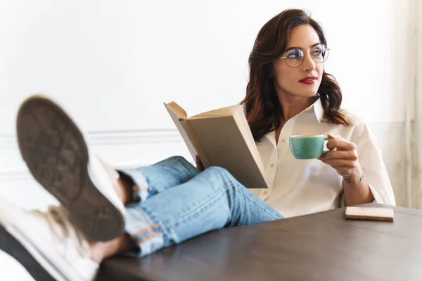 Attractive Young Brunette Woman Reading Book While Relaxing Home Cup — Stock Photo, Image