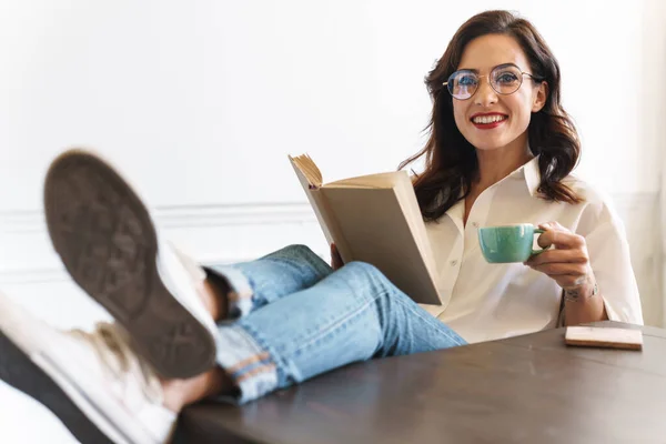 Cheerful Young Brunette Woman Reading Book While Relaxing Home Cup — Stock Photo, Image