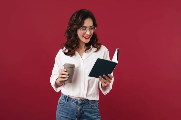 Photo Cheery Smiling Young Woman Glasses Drinking Coffee Isolated Red — Stock Photo, Image