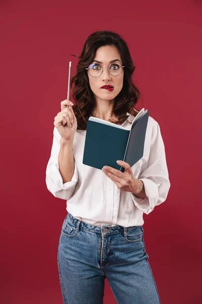 Foto Mujer Joven Emocional Gafas Aisladas Sobre Fondo Rojo Pared —  Fotos de Stock