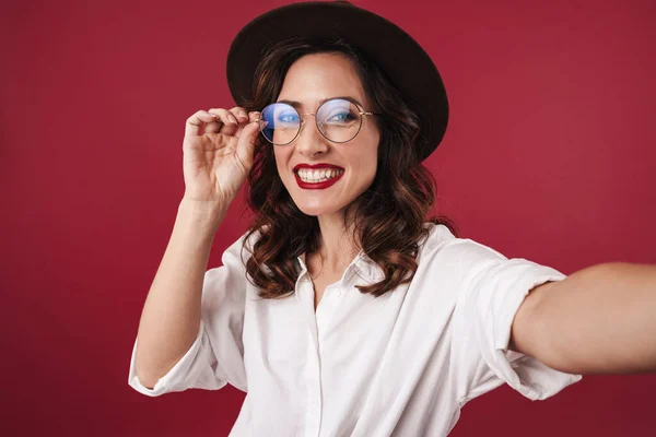 Zdjęcie Radosnej Optymistycznej Szczęśliwej Młodej Kobiety Okularach Odizolowanych Czerwonym Tle — Zdjęcie stockowe