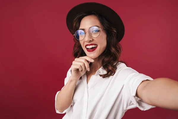 Imagen Alegre Optimista Joven Feliz Gafas Aisladas Sobre Fondo Rojo —  Fotos de Stock