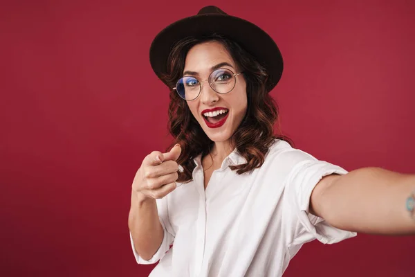 Imagem Positivo Otimista Feliz Jovem Óculos Isolados Sobre Fundo Parede — Fotografia de Stock