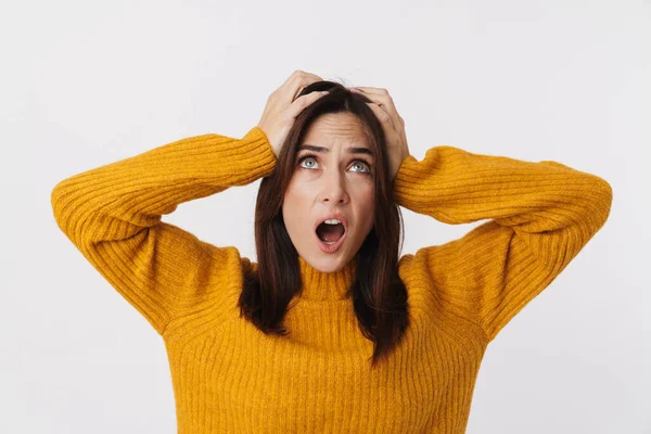 Imagem Mulher Adulta Morena Estressada Usando Suéter Gritando Agarrando Cabeça — Fotografia de Stock