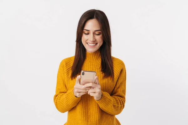 Imagem Bela Mulher Adulta Morena Vestindo Suéter Sorrindo Segurando Celular — Fotografia de Stock