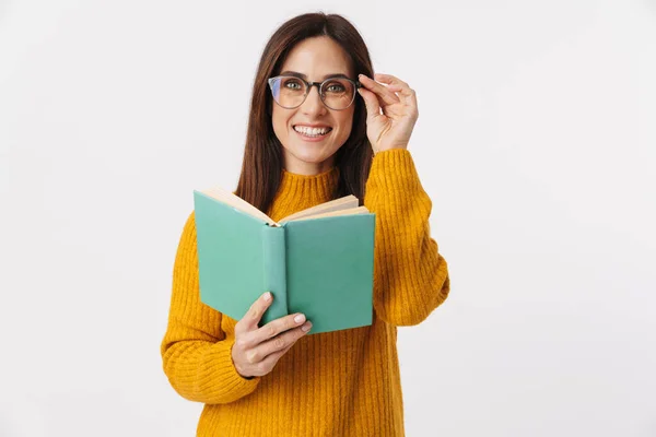 Obraz Pięknej Brunetka Dorosła Kobieta Noszenie Okularów Uśmiech Trzymając Książkę — Zdjęcie stockowe