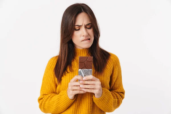 Imagem Bela Mulher Adulta Morena Que Hesita Segurar Barra Chocolate — Fotografia de Stock