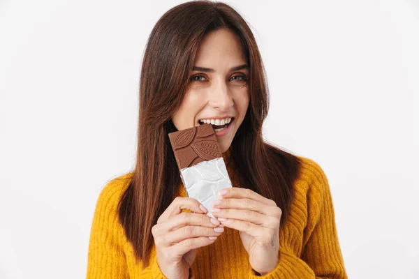 Imagem Bela Mulher Adulta Morena Sorrindo Comendo Barra Chocolate Isolada — Fotografia de Stock