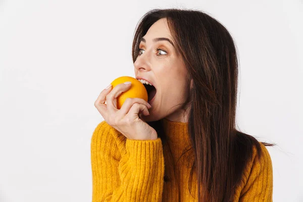 Obraz Pięknej Brunetka Dorosła Kobieta Uśmiech Jedzenie Pomarańczowy Odizolowany Białym — Zdjęcie stockowe