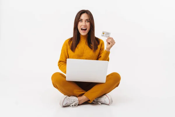 Bild Der Schönen Brünetten Erwachsenen Frau Mit Laptop Und Kreditkarte — Stockfoto