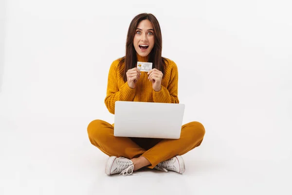 Immagine Una Bella Donna Bruna Adulta Con Computer Portatile Carta — Foto Stock