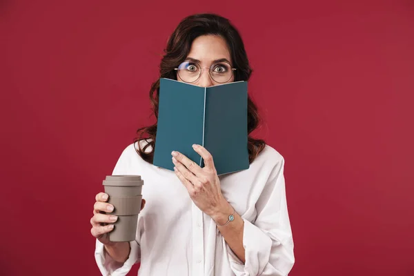 Foto Uma Jovem Mulher Óculos Bebendo Café Isolado Sobre Fundo — Fotografia de Stock