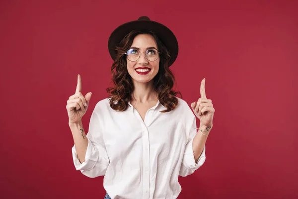 Foto Uma Jovem Mulher Bonita Alegre Posando Isolado Sobre Fundo — Fotografia de Stock