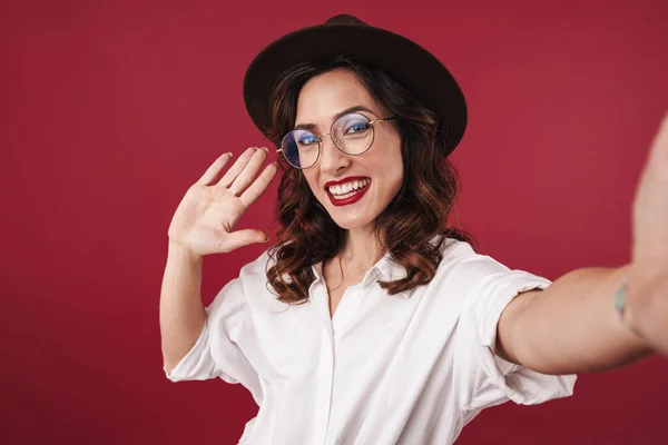 Imagem Alegre Otimista Jovem Feliz Óculos Isolados Sobre Fundo Parede — Fotografia de Stock