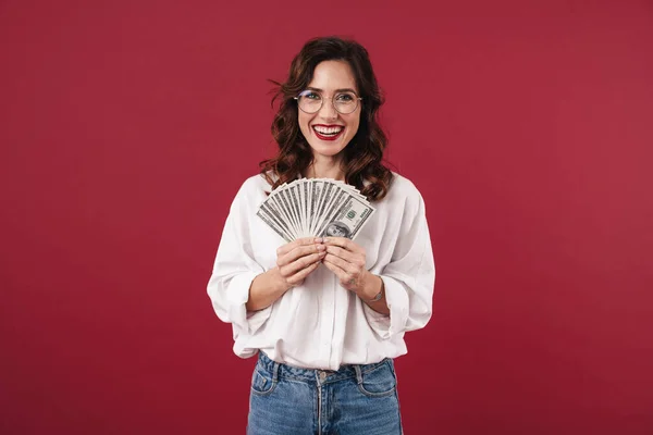 Foto Van Positieve Glimlach Gelukkige Jonge Vrouw Geïsoleerd Rode Muur — Stockfoto