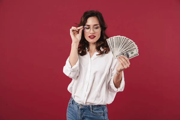 Afbeelding Van Jonge Prachtige Vrouw Geïsoleerd Rode Muur Achtergrond Met — Stockfoto