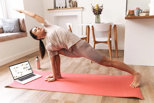 Immagine Una Giovane Concentrata Bella Donna Bruna Che Esercizi Stretching — Foto Stock