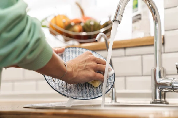 Zugeschnittenes Foto Einer Jungen Frau Hause Die Das Geschirr Der — Stockfoto