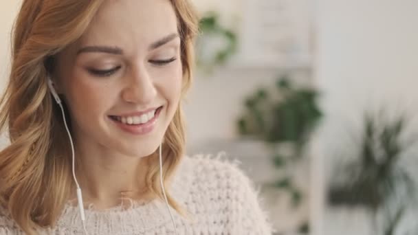 Schöne Junge Blonde Frau Benutzt Handy Während Sie Drinnen Café — Stockvideo