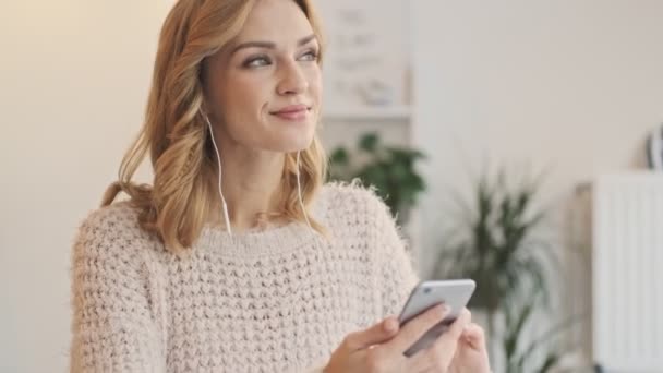 Belle Rêvé Jeune Femme Blonde Utilise Téléphone Portable Tout Buvant — Video