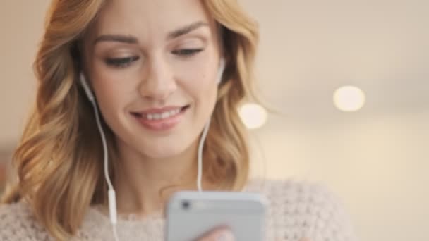 Una Vista Cerca Una Hermosa Joven Bonita Con Auriculares Con — Vídeos de Stock