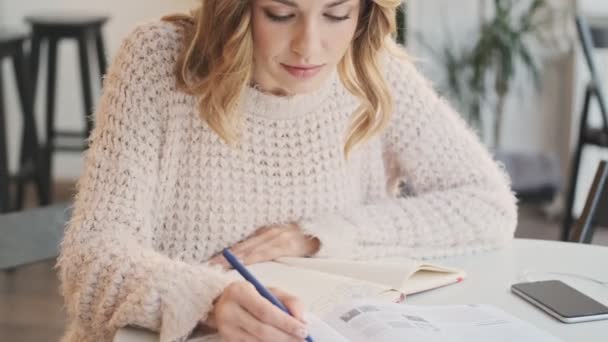 Een Mooie Vrouw Doet Oefening Haar Boek Zittend Het Witte — Stockvideo