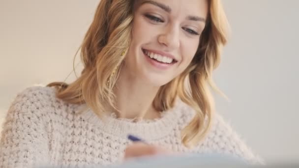 Uma Mulher Feliz Está Estudando Lugar Acolhedor Dentro Casa — Vídeo de Stock