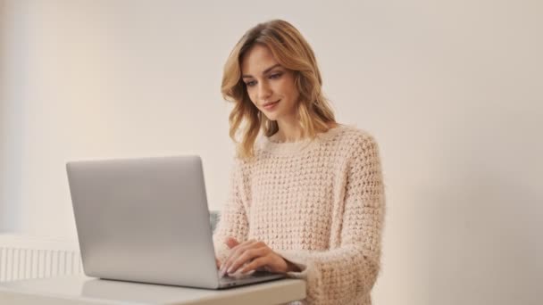 Eine Schöne Junge Frau Benutzt Ihren Laptop Während Sie Einem — Stockvideo