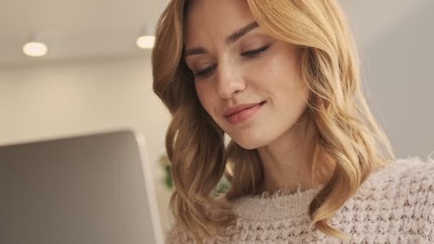 Крупним Планом Приємна Позитивна Молода Жінка Використовує Свій Срібний Ноутбук — стокове відео