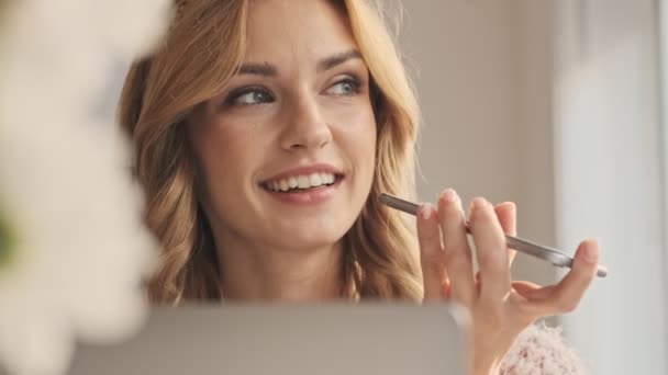 Uma Jovem Mulher Sorrindo Está Gravando Uma Mensagem Voz Enquanto — Vídeo de Stock