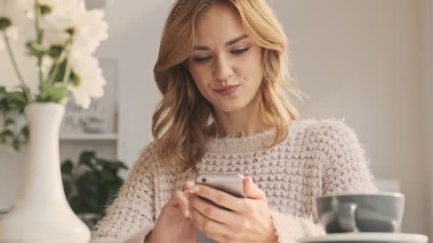 Une Belle Jeune Femme Regarde Caméra Tout Tenant Son Smartphone — Video