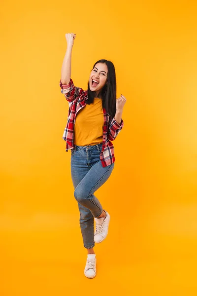 Foto Mujer Joven Emocionada Sonriendo Haciendo Gesto Ganador Aislado Sobre —  Fotos de Stock