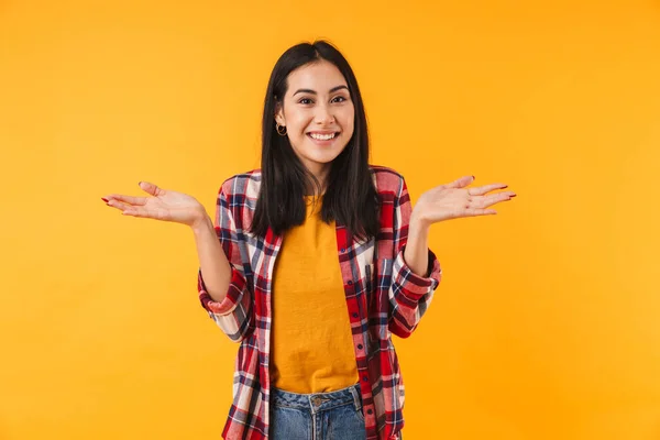 Foto Jovem Mulher Contente Sorrindo Segurando Copyspace Isolado Sobre Fundo — Fotografia de Stock